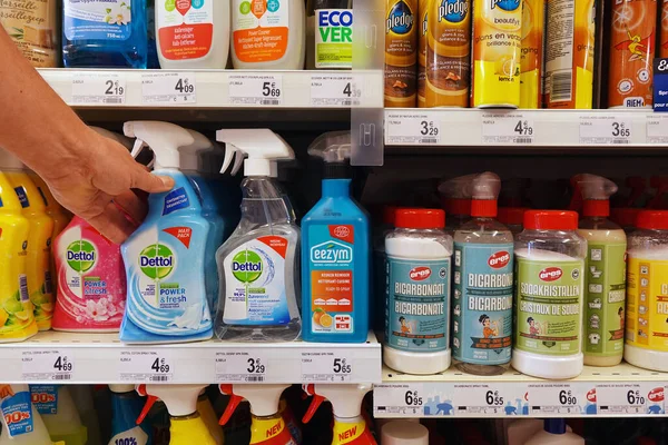 Wallonia Belgium 2022 Carrefour Süpermarketindeki Temizlik Ürünlerini Sterilize Eden Raflar — Stok fotoğraf