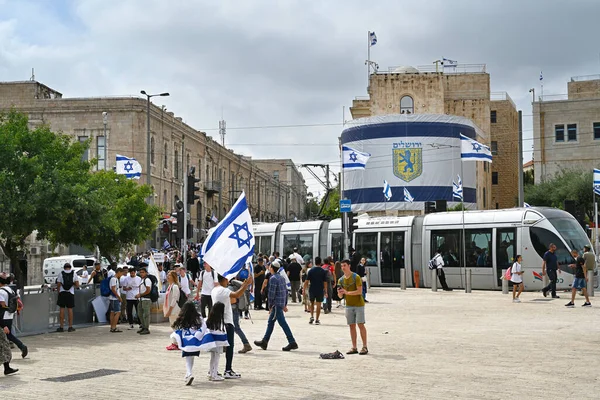 Gerusalemme Israele Maggio 2023 Una Ferrovia Leggera Passa Viaggiatori Sulla — Foto Stock