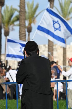 JERUSALEM, ISRAEL - 18 Mayıs 2023: Hasidik çocuk Kudüs Günü onuruna geçit törenini izliyor.