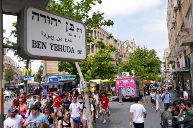 JERUSALEM, ISRAEL - 18 Mayıs 2023: Trilingual Ben Yehuda Caddesi Yol İşareti, Kudüs 'ün en ünlü caddesi,