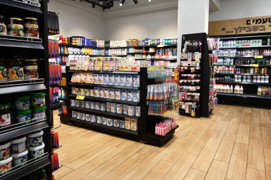 RAMAT HASHARON, ISRAEL MAYIS 2023: markette bebek mamasıyla dolu rafları depola. Carrefour Grubu İsrail 'de yaklaşık 50 mağaza açtı.