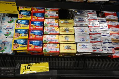 RAMAT HASHARON, ISRAEL - Mayıs 2023: Fransız süpermarket zinciri Carrefour 'un bir yan kuruluşunda Avrupa tereyağı ve İsrail margarini.