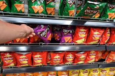 RAMAT HASHARON, ISRAEL - Mayıs 2023: Elit marka Tapuchips ve Doritos, PepsiCo işbirliğiyle Strauss grubunun marka isimleri