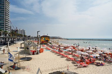 TEL AVIV-YAFO, ISRAEL - Mayıs 2023: Tel Aviv plajında güneşleniyor
