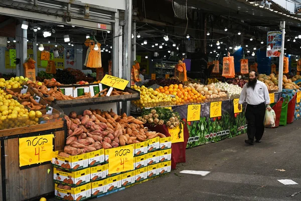 Bnei Brak Israel May 2023 Buyer Fruit Vegetable Market Israeli — Stock Photo, Image