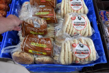 RA 'ANANA, ISRAEL - Mayıs 2023: Zafer süpermarketinde tam tahıl ve buğday unu Pitta ekmeği