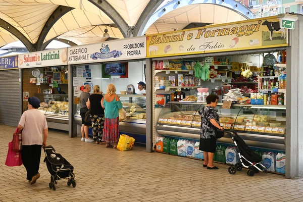 Bari Italy July 2023 Delicacy Meats Cheese Seller Mercato Coperto — Stock Photo, Image
