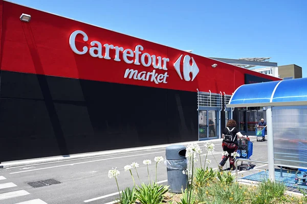 イタリア2023年7月 イタリアのカルフールスーパーの入り口 カルフールはフランスの多国籍小売業者であり 世界最大のハイパーマーケットチェーンの1つです — ストック写真