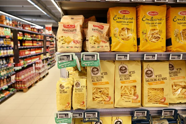 Bari Italië Juli 2023 Gangpad Met Verschillende Merken Bevattende Pasta — Stockfoto