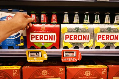 BARI, İtalya HAZİRAN 2023: Carrefour süpermarketinde Peroni İtalyan marka glütensiz bira
