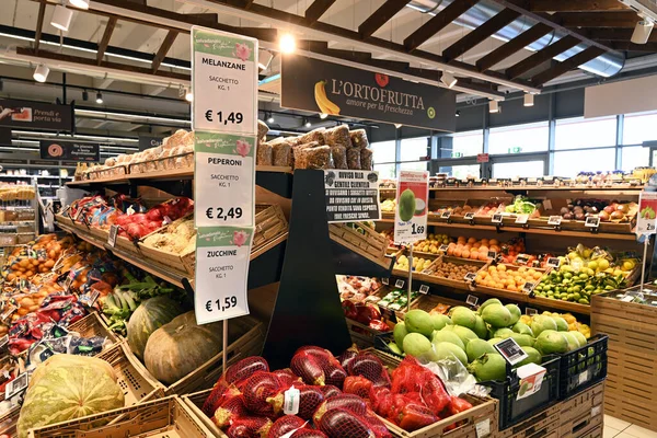 Бари Италия Июль 2023 Фрукты Овощи Свежем Отделе Супермаркета Carrefour — стоковое фото