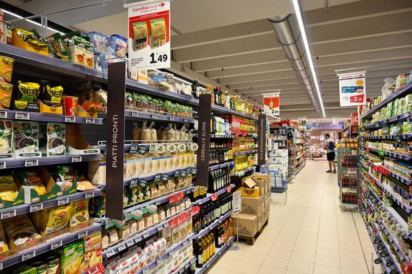 Bari Itálie Červen 2023 Interiér Obchodu Ulička Instantní Potraviny Carrefour — Stock fotografie