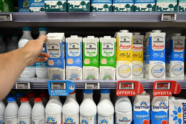 Bari Itálie Červen 2023 Zákazník Kupuje Mléko Značky Granarolo Zpracované — Stock fotografie