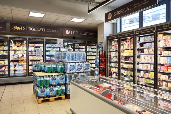 Bari Itálie Červen 2023 Oddělení Zmrazených Potravin Supermarketu Carrefour — Stock fotografie