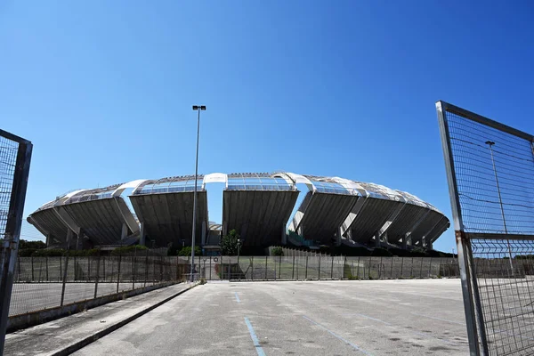 サンニコラ スタジアム Stadio San Nicola イタリアのバーリにあるレンゾ ピアノが設計した多目的スタジアムである — ストック写真