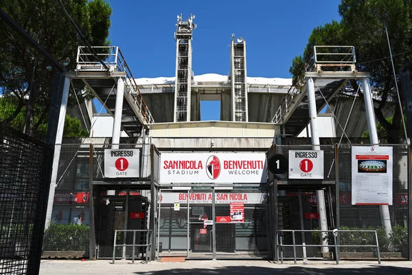 BARI, ITALY - HAZİRAN 2023: futbol kulübünün alanlarına geçit. Aziz Nicholas Stadyumu S.S.C. 'nin ev sahibi stadyumu. Bari, futbol kulübü.