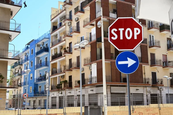 Stop Silniční Značka Typickými Italských Bytových Domů Pozadí — Stock fotografie