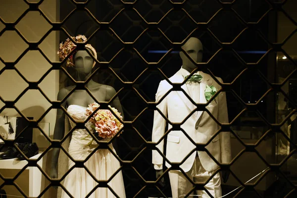Dummy Couple Bridal Wear Locked Shop Window Covered Metal Fence — Stock Photo, Image