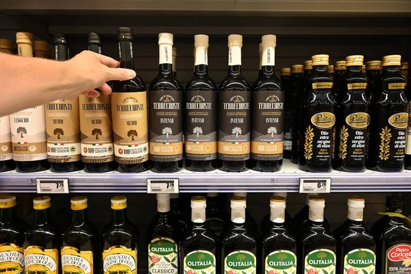 Bari Włochy Lipiec 2023 Shopper Wybiera Butelkę Oliwy Oliwek Produkt — Zdjęcie stockowe