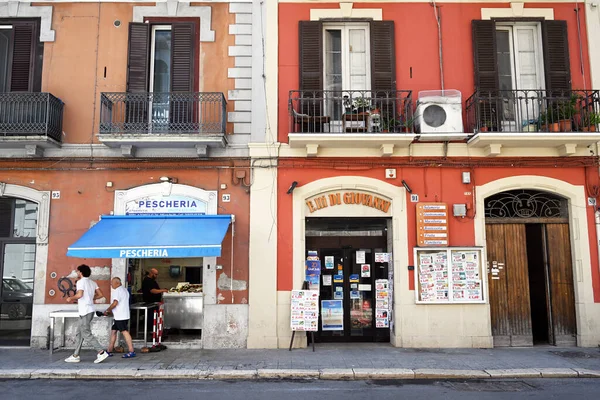 Bari Italië Juli 2023 Delicatessenwinkel Naast Een Viswinkel Winkels Van — Stockfoto