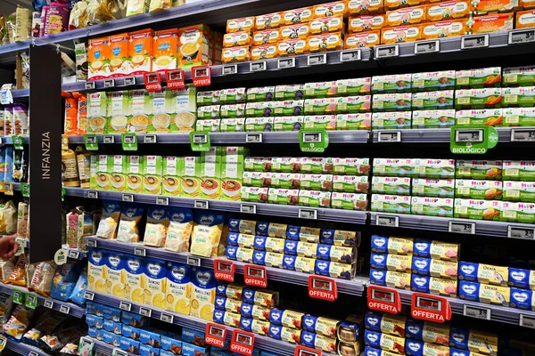 意大利 2023年7月 在家乐福超市与嬉皮士和梅林品牌幼儿食品共处一室 Mellin是Danone Nutricia的商品名称 — 图库照片
