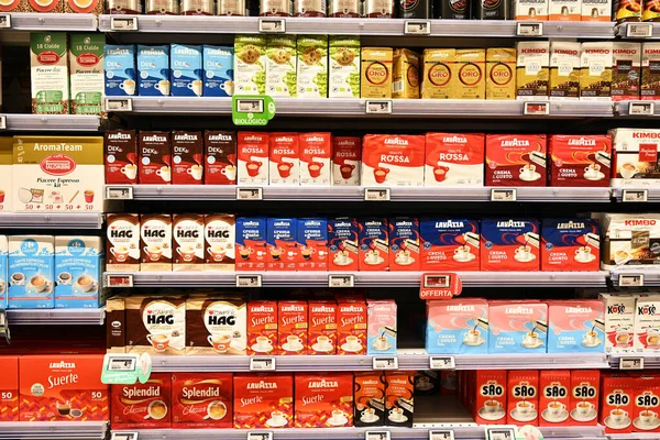 意大利 2023年7月3日 在家乐福超市的货架上销售各种商标的地面咖啡包 — 图库照片