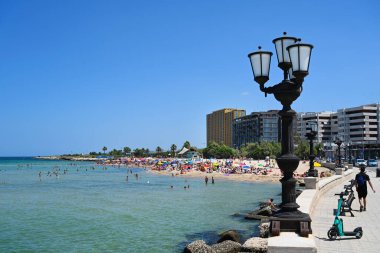 BARI, İTALYA - Temmuz 2023: Pane e Pomodoro plajı ve Adriyatik Denizi kıyısında gezinti