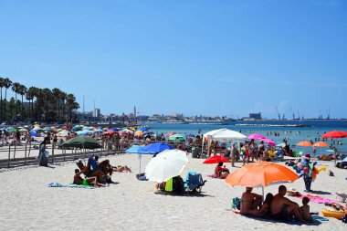 BARI, İTALYA - 2023 Pane e Pomodoro Plajı Adriyatik kıyısındaki Bari limanı önünde