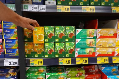GERMANY - HAZİRAN 2023: Bir mağazada biyo-etiketli çay paketleri, Kaufland Hypermarket 'in dondurucusundaki bir ev markasından organik olarak üretilen çay. 