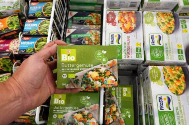 ALMANY - Temmuz 2023: Kaufland Hypermarket 'in dondurucusundaki bir ev markasından organik olarak donmuş sebzeler üretildi. 