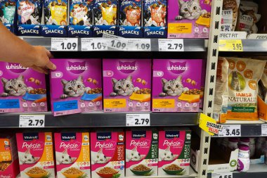 ALMANY - HAZİRAN 2023: evcil hayvan gıda markaları, kutular küçük bisküviler içerir. Whiskas, Amerikan markası Mars Inc. 'e ait bir kedi maması markası..