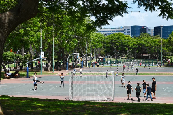 Anana Israel May 2023 Anana市公园 孩子们在运动场上玩球 — 图库照片
