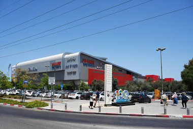 RAMAT GAN, ISRAEL - Mayıs 2023: büyük bir alışveriş merkezi olan Ayalon AVM, şehir merkezinin dışında bir otoparkı olan uluslararası mağazalar içerir.