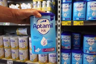 MEPPEN, Almanya - 20 Temmuz 2023: Aptamil Hypo-Alerjenik Bebek Sütü, Kaufland Hipermarketinde ticari bebek mamasıyla rafların önünde sergilendi. Aptamil bir Nutricia Danone markası.