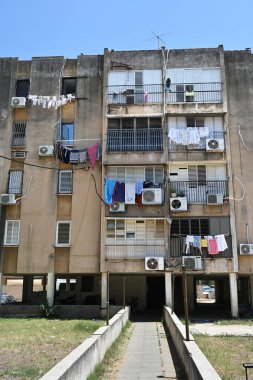 BNEI BRAK, ISRAEL - Mayıs 2023: 1950 'lerde inşa edilen tipik İsrail beton stilt ev kompleksi