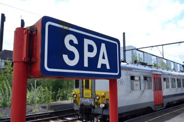 SPA, BELGIUM - AĞUSTOS 2023: Belçika Ardennes 'deki Spa tren istasyonunun platformuna isim işareti