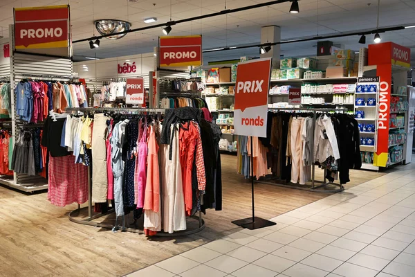 Belgien August 2023 Bekleidungsprodukte Non Food Bereich Eines Carrefour Hypermarket — Stockfoto