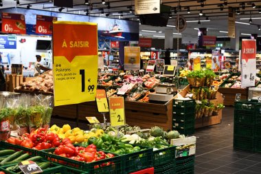 MALMEDY, BELGIUM - 2023 AĞUSTOS: Carrefour Hypermarket 'in yeni bölümünde meyve ve sebzeler
