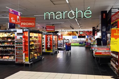 MALMEDY, BELGIUM - AĞUSTOS 2023: Marche, Carrefour Hypermarket 'in gıda bölümüdür. Carrefour, Fransız çokuluslu bir perakende şirketi..