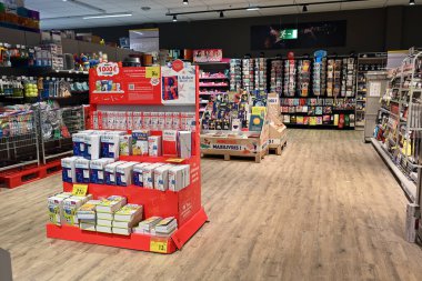 MALMEDY, BELGIUM - AĞUSTOS 2023: Bir Carrefour hipermarketinin okuma bölümünde iki dilli çeşitli sözlükler ile görüntüle 