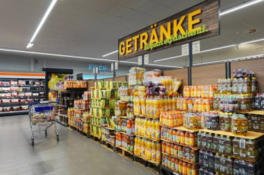 MEPPEN, ALMANY - Nisan 2022: Alman AlDI süpermarketinin alkolsüz içecekler bölümü.