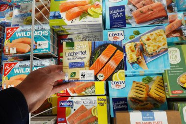 GERMANY APRIL 2022: Marktkauf Hypermarket 'te Norveç' ten alınmış donmuş Biyoloji etiketli somon filetosu ile dolu dondurucu.