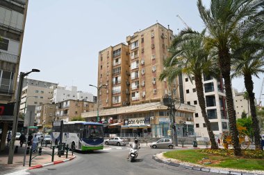 HADERA, ISRAEL MAYIS 2023: Hadera şehir merkezinde trafik kavşağı