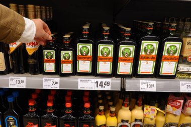 REWE süpermarketinde Jgermeister bitkisel likörü sergilenmektedir, Jagermeister 56 bitki ve baharatla yapılan bir sindirim sistemidir..