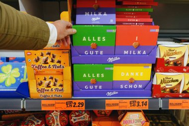 ALMANY - 2023 ARALIK: Lidl indirimli süpermarkette Milka Çikolata Hediyeleri. Milka, İsviçre kökenli bir çikolata markasıdır..