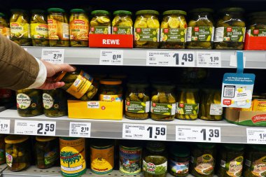 ALMANY - 2023 ARALIK: REWE süpermarketinde cam kapta salatalık turşusu.