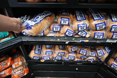 ISRAEL MAYIS 2023: bir Zafer süpermarketinde ekmek yığını. İbranice metin: Dilimlenmiş üniformalı ekmek