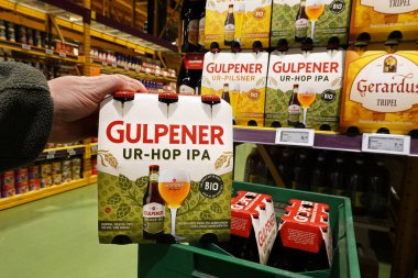 NETHERLANDS - HAZİRAN 2024: 6 'lı Biyoloji etiketli Gulpener Ur-Hop IPA birası Hollandalı Hanos toptancılığında