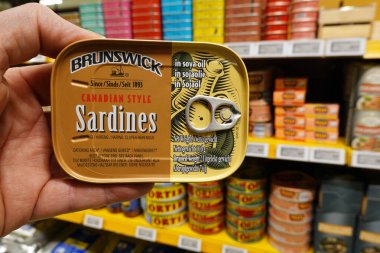 NETHERLANDS - 20 Ocak 2024: Brunswick marka Kanada stile sardalyaları Hollanda 'da bir Hanos toptancılığında soya yağında