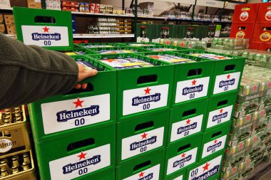 NETHERLANDS - Aralık 2023 Alışverişçi bir Heineken 0.0 bira kasası satın alır. Heineken, Heineken International firması tarafından üretilen alkolsüz bira..